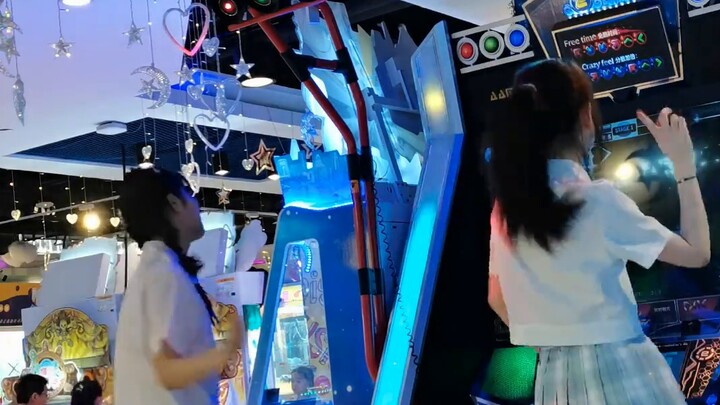 The dancing machine sister is the queen, shining with confidence!