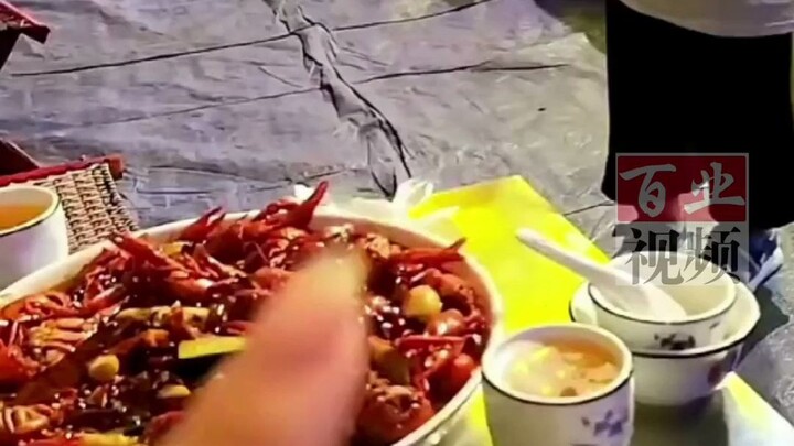 Penjemputan brutal! Anak laki-laki dari orang tua pemilik restoran menggunakan katak besar untuk men