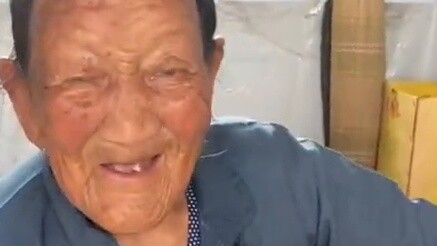 Kabinet ini telah menampung seluruh masa kecilku. Ketika aku pulang sekolah ketika aku masih kecil, 