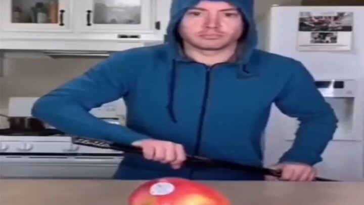 ชายคนหนึ่งพบรองเท้าส้นสูงขณะเก็บขยะ และฉากต่อมาก็สร้างความตกตะลึงให้กับทุกคน