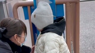人类幼崽第一次感受到了来自身高的歧视，原来女孩子生气是不分年龄的