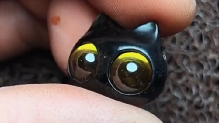 Tidak banyak orang yang tahu bagaimana bola mata dipasang.