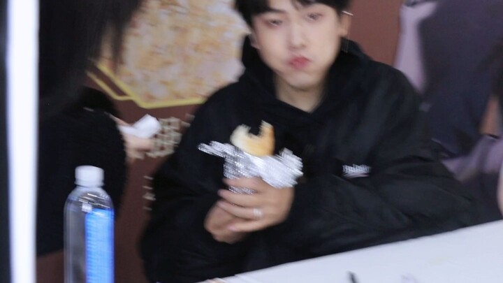 20231223 | Liu Mingyue: You know—(chomp chomp)—this stuff—(chomp chomp)—why—(chomp chomp)—is it actu