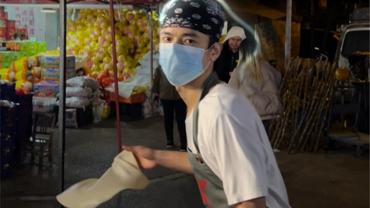 «الحياة صعبة، البائع المتجول يقدّم عرضًا فنيًا» هذا هو الكريب الحقيقي! مهارات المالك رهيبة بجد — الن