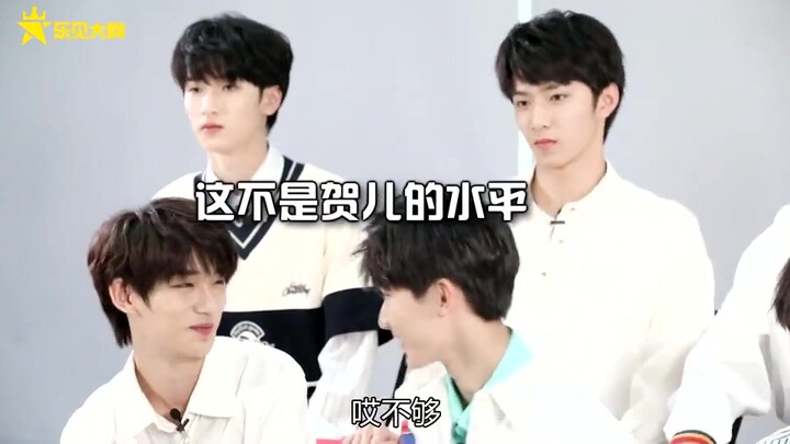 Lưu Diệu Văn làm động tác gợi cảm của nhóm nữ, Mã Gia Kỳ: Đây là gì vậy? Đinh Trình Tân: Đây là cái 