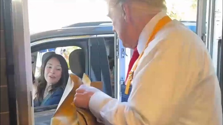 Trump visited his favorite McDonald's and turned into a打工仔 frying fries.