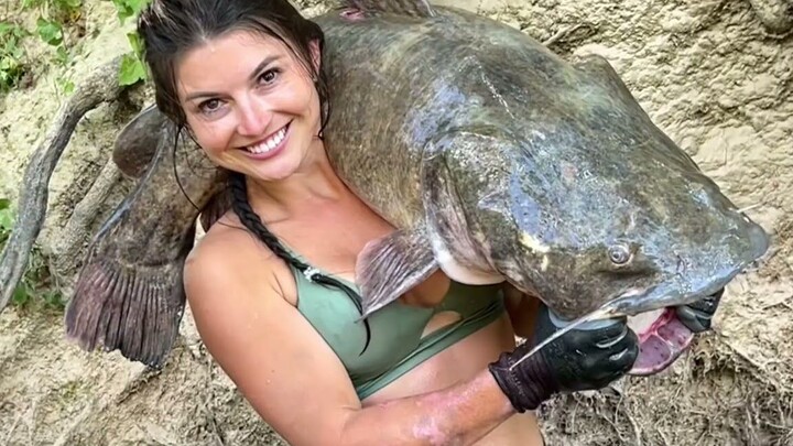 [Fishing] Hannah and her family dig out a giant catfish from a mud hole on the riverbank | By Hannah