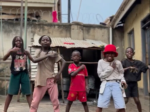 This guy’s movements are amazing, and the dance choreography is so creative!