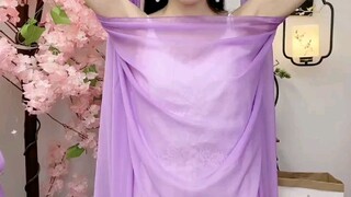 Gaya kostum kuno dengan syal sutra bisa memiliki berbagai nuansa ini