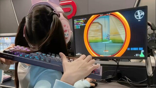 Bagaimana bisa seseorang membawa keyboard dan bermain game di warnet... dan mengenakan rok di depan 