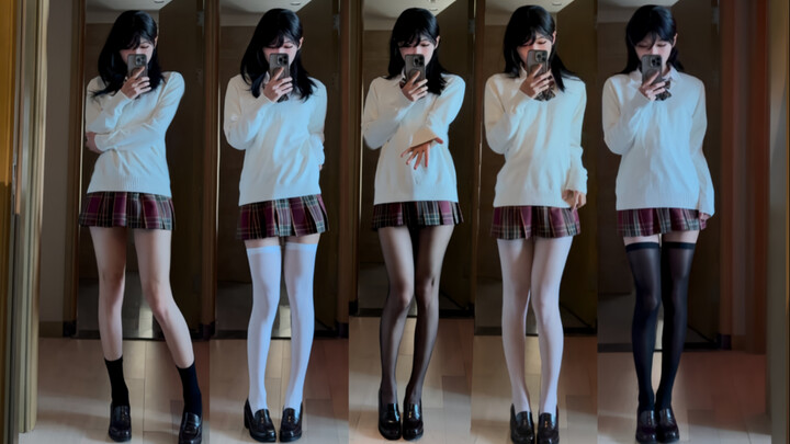 ساعد صديقي المُستقيم في اختيار الجوارب الأنسب للفتيات في المدرسة الثانوية!