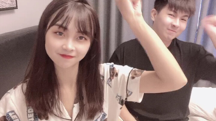 انظروا كم هو سعيد وهو يبتسم!