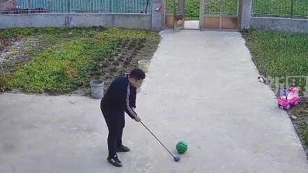 Anh chàng ở nhà tập “golf”, múa may một hồi chẳng ngờ… #Thật_Không_Thể_Nghĩ_Tới #Xin_Lỗi_Vì_Tôi_Cười