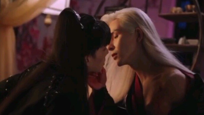 "Falling Flowers and Flowing Water" MV She loves him, he loves her, he loves him! Vietnamese MV