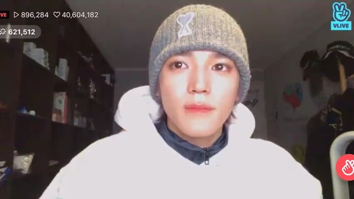 หรงบอกว่าช่วงนี้ชอบเพลง “ดวงจันทร์แทนใจฉัน” มาก ทุกครั้งที่ฟังก็รู้สึกอบอุ่นในใจขึ้นมาทันที