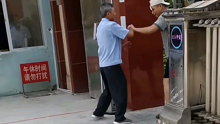 Sepertinya telah mengenakan topeng, namun sebenarnya justru melepaskan kedoknya.