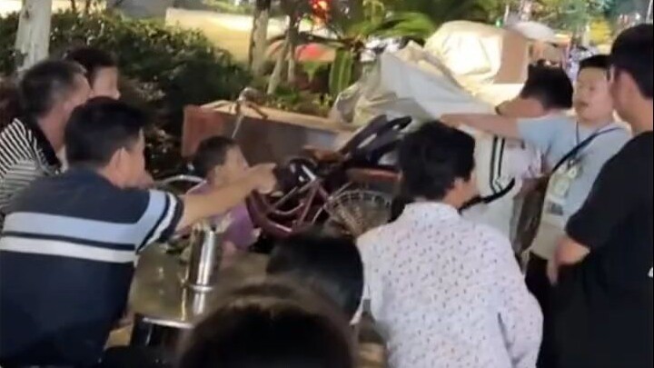 Cái đầu từng cúi suốt cả đời giờ đã ngẩng lên trước mặt con.