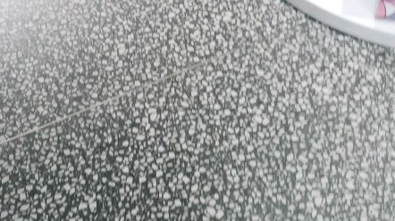 لا عجب أن هذه باب متجر حقيقي—لقد أصدر صوت مِي آ لي بالفعل!