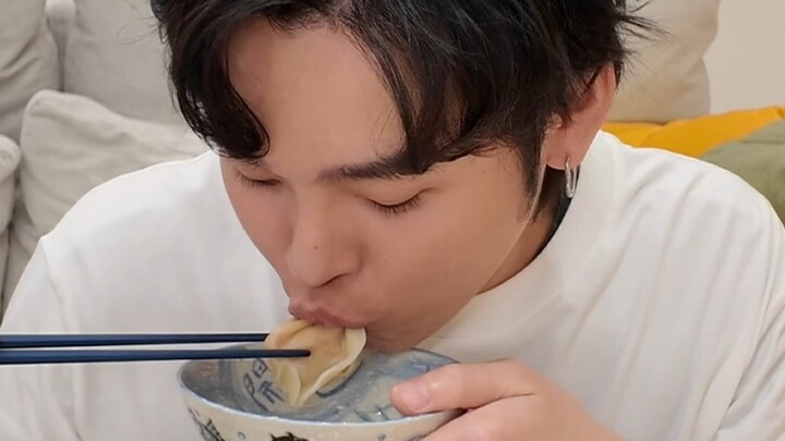 Zhan Rui: I finally cooked! This time it’s a high-difficulty dish: boiling dumplings 😎