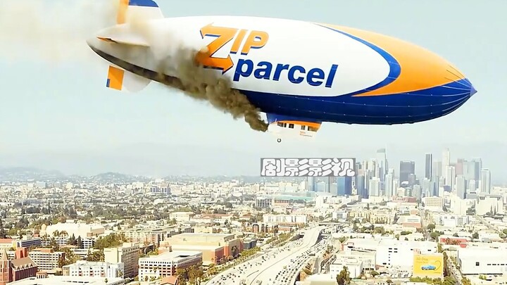 تعطّل منطاد في سماء على ارتفاع 10 آلاف متر فجأة واصطدم مباشرة بملعب يتسع لخمسين ألف متفرج.