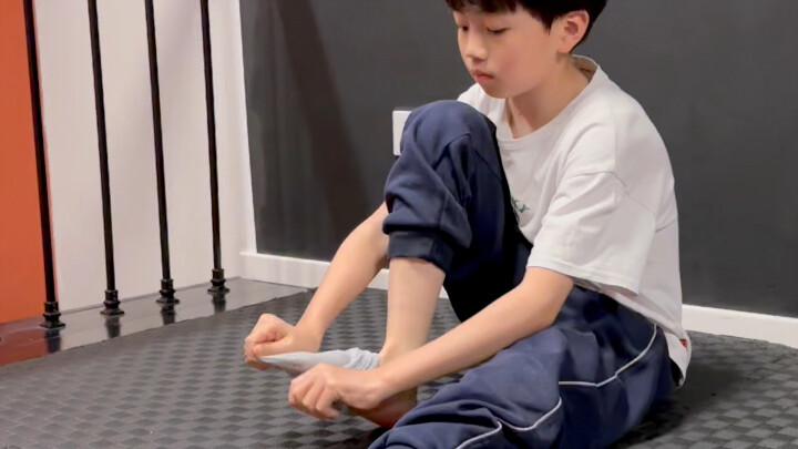 The dancing boy practices his instep every day, picking up the spring breeze and watching the tides 