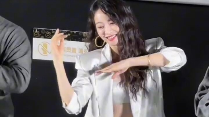 Grandma, your idol finally danced to Douyin music!