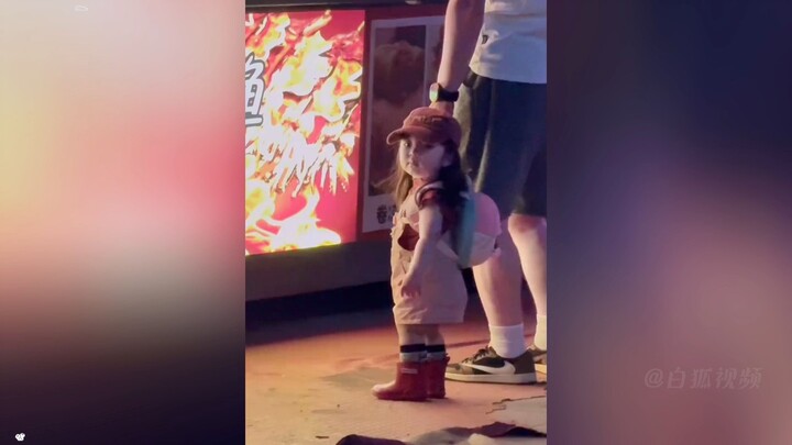 หนูน้อยน่ารักสุดๆ ตามคุณพ่อคุณแม่มาซื้อหมูกาบหมู ชาวเน็ตแซวว่า “ลูกสาวน่ารักขนาดนี้ ใครกันนะเป็นคนเล