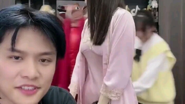 小杨哥看到美女就流口水，总是动手动脚，你可是有妇之夫啊！