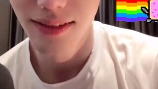 "عارض أزياء مُختار بعناية من قبل سيدة ثرية يستقطب جمهور المذيعة الشهيرة ثم يطعنها من الخلف"، ويتهكم 