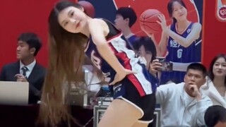 [Đại học Khoa học Chính trị và Luật Tây Nam] Màn trình diễn bóng rổ giữa hiệp chung kết "Cúp Khoa họ