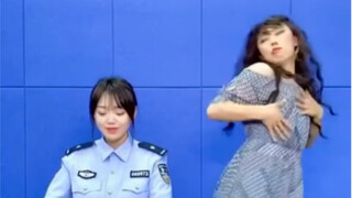 Hahahahaha, it's too difficult to be a policeman now, isn't it?