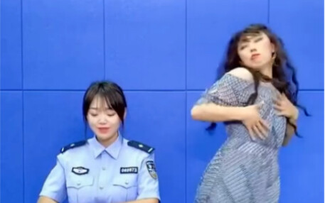 Hahahahaha, it's too difficult to be a policeman now, isn't it?