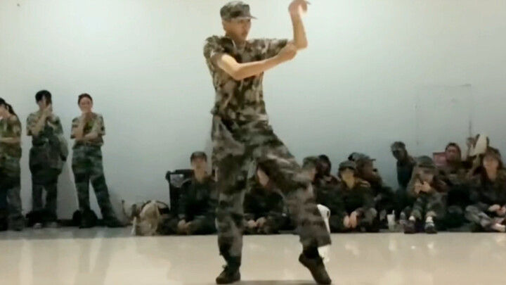 军 训 Popping 表 演，来一段 ！