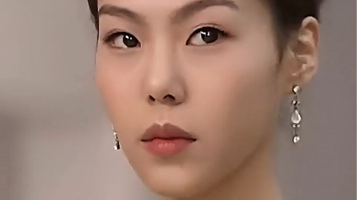 [Kim Min-hee – Early Years] Perfect Shoulder and Neck Lines