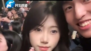 美女自拍只顾看自己了，男友的求婚戒指在镜头外！医学生考解剖学，现场通过摸自己的骨头找答案