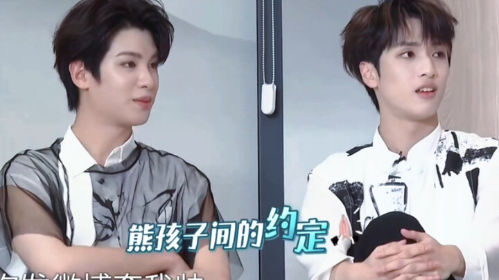 “Xiangxiang” and “Baby”—these two clever rascals were cuddling and feeding each other grilled sausag