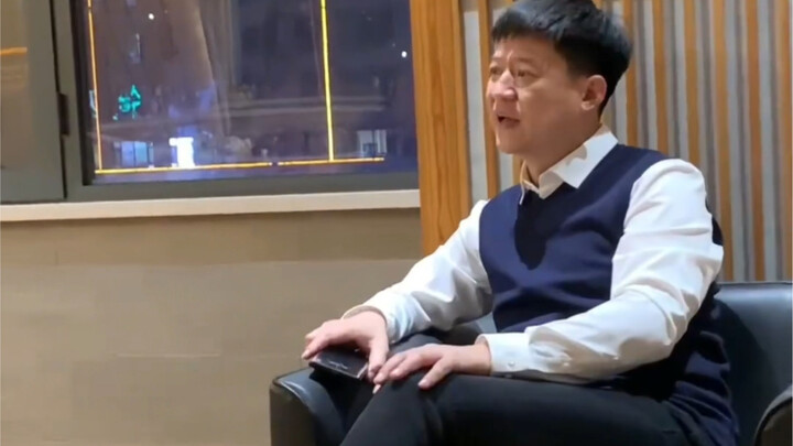 พ่อมีใบหน้าสองแบบเมื่ออยู่นอกบ้านและอยู่บ้าน!