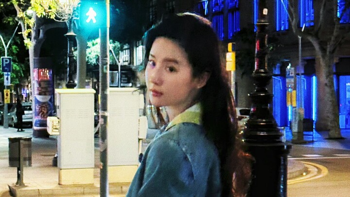 Running into Liu Yifei casually strolling in Spain—could she really not be a college student?!