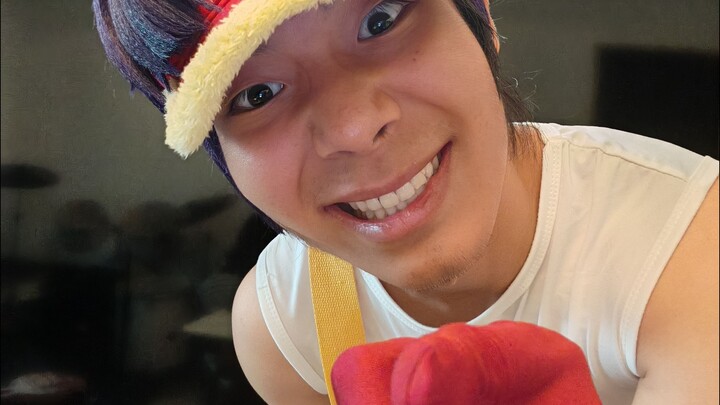 阿方正在羞涩地给予队友鼓励