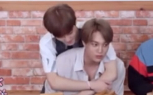 Li Mark yang tanpa sadar selalu menggemaskan dan melakukan skinship dengan Kai dan Baekhyun