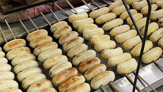 Perjalanan Si Harimau Kecil ke Thailand: Pisang bakar arang di pinggir jalan dengan karamel kelapa y