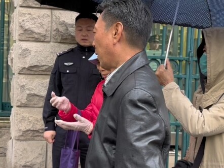 Family members traveled from Jiangxi to the Supreme People’s Court to lodge a complaint, but the cou