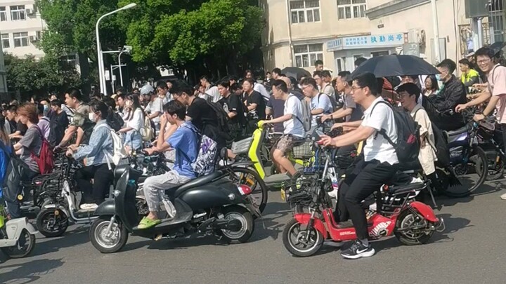 华中科技大学东九上课路上实况