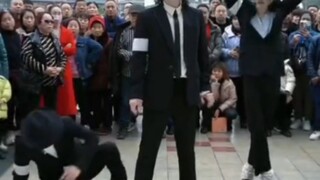 广场上三代人同框翻跳迈克尔杰克逊dangerous危险究竟发生了什么