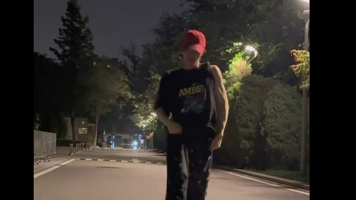 سو شين هاو يرقص "Bag Bad Back" في نسخة استوديو التدريب ونسخة الشارع