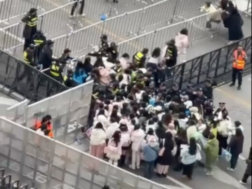 مدخل حفل "تيان شي شاو نيان توان" في قوييانغ، من يفسر لي لماذا تركض هذه الآنسة بقوة؟ أليست مواقع الحف