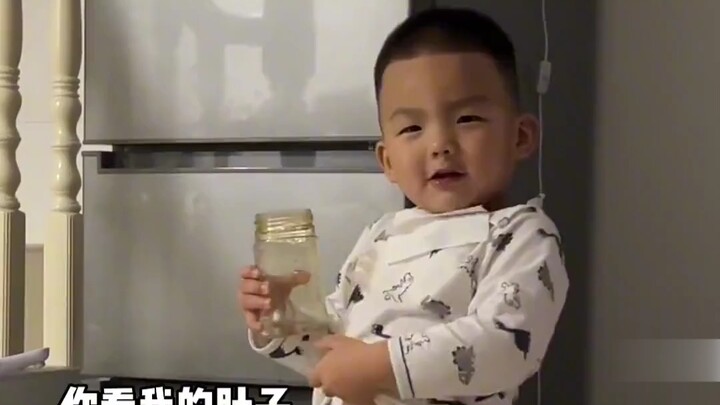 Bé trai nhất quyết đòi tự mình sinh em gái, cư dân mạng: Uống nước lạnh, đau bụng, rồi sẽ sinh em gá