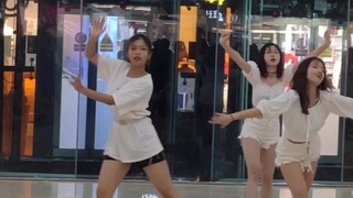 The ladies in Xiamen's "Who to Sing and Dance" road show danced to Don't know what to do and it was 