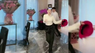 张兰开启凡尔赛模式 炫耀耳坠是小菲买的 和儿子一起过小年开心啊