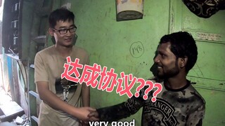 在印度贫民窟没水用了,向邻居借水洗澡